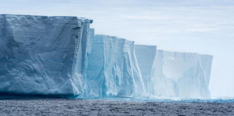 Грамадно парче лед се откъсна в Гренландия